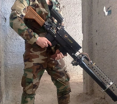 Στρατιώτης στη Συρία κρατά όπλο με καλώδιο που δεν έχουμε ξαναδεί